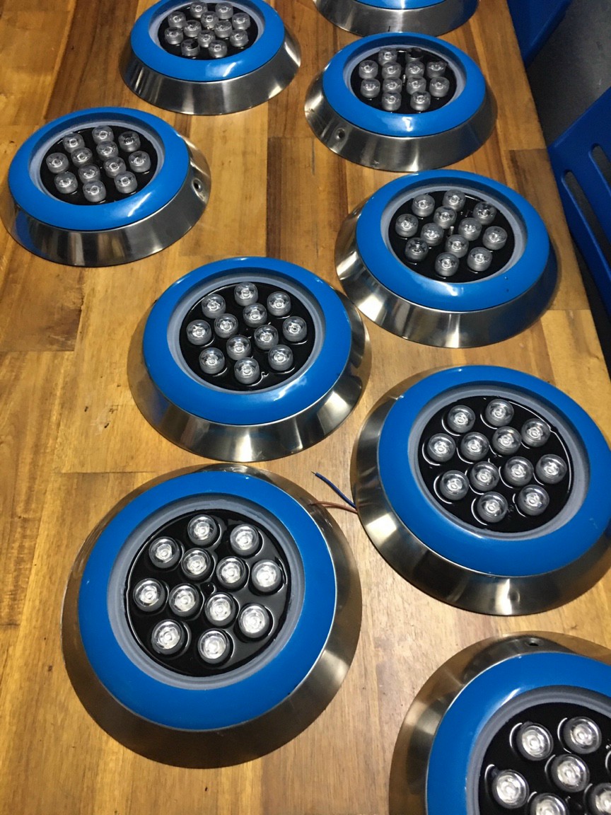 Đèn led âm thanh hồ bơi