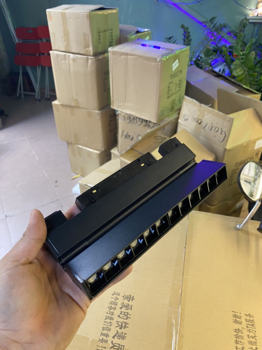 Đèn led ray nam châm chiếu điểm 18W